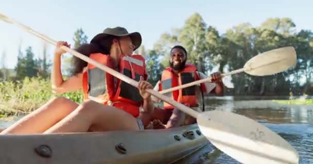 皮划艇和小船在湖上户外探险或自然旅行 男女青年在一起进行有趣的锻炼 团队合作的挑战 并在假日或假期在河里划船或划船 — 图库视频影像
