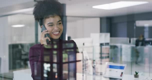 Telefon Görüşmesi Ofiste Komik Kadını Iletişim Iletişim Cep Telefonu Mutlu — Stok video