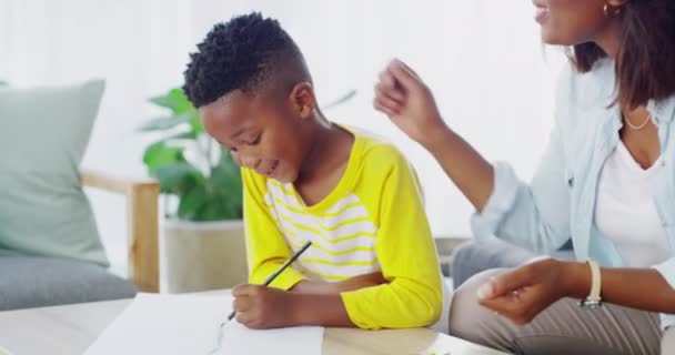 Trabalho Casa Família Ajuda Com Estudante Livro Aprendizagem Desenvolvimento Educação — Vídeo de Stock