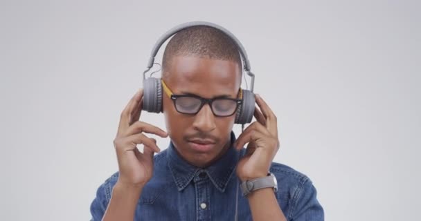 Auscultadores Música Rosto Homem Estúdio Ouvindo Áudio Música Streaming Rádio Videoclipe