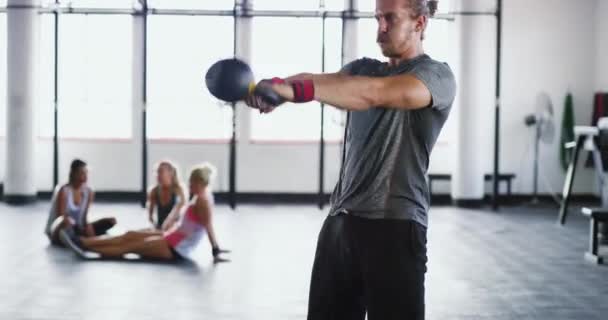 Halterofilismo Kettlebell Homem Para Treino Cardio Musculação Exercício Ginásio Fitness — Vídeo de Stock