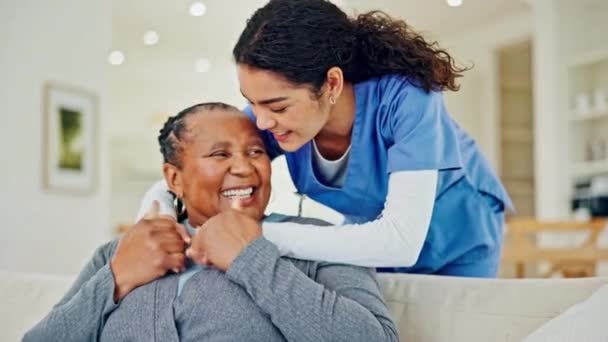 拥抱和老年妇女与照顾者的结合 健康和家庭护理 医疗保健和快乐的老年人与护士在客厅的友谊 康复和帮助 — 图库视频影像