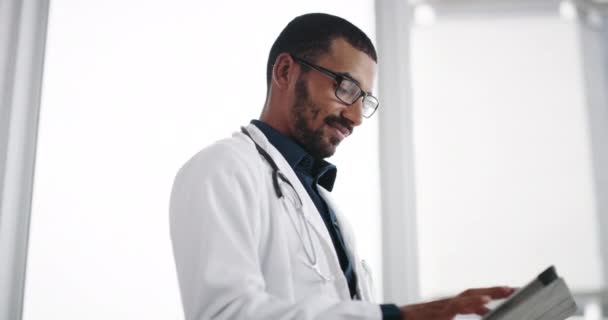 Médico Hombre Tableta Para Servicios Hospitalarios Médicos Clínicos Investigación Software — Vídeos de Stock