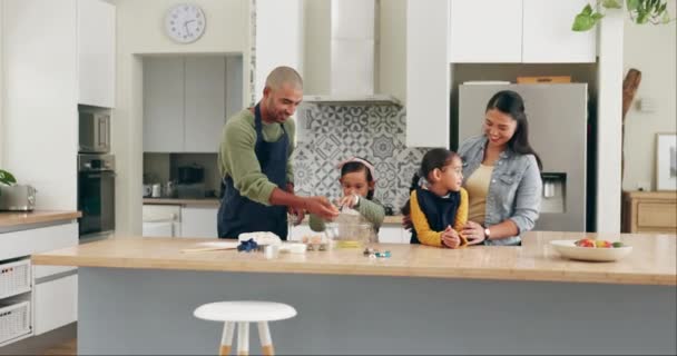 Familia Cocina Cocción Con Los Niños Los Padres Cuidan Aprender — Vídeo de stock