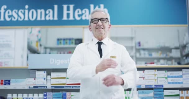 Homme Âgé Pharmacien Bras Croisés Toute Confiance Pour Des Conseils — Video