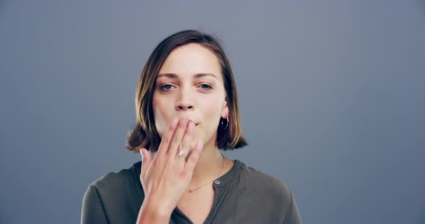 Mujer Cara Golpe Beso Estudio Para Coquetear Gracias Cuidado Gesto — Vídeos de Stock