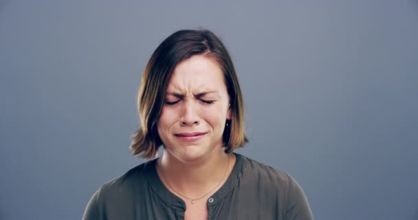 うつ病 動揺する顔の表情を持つスタジオで泣く 精神的な健康と女性 灰色の背景で隔離された涙で心を壊した感情 悲しみ 若い女性 — ストック動画