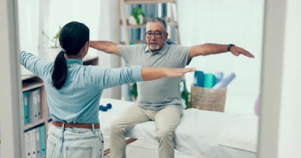 Fizioterapeuta Rehabilitáció Vagy Öregember Nyújtózkodó Karok Hogy Segítse Fizikoterápia Mozgásszervi — Stock videók