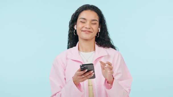 Vrouw Koptelefoon Smartphone Dansend Met Muziek Energie Geïsoleerd Blauwe Achtergrond — Stockvideo