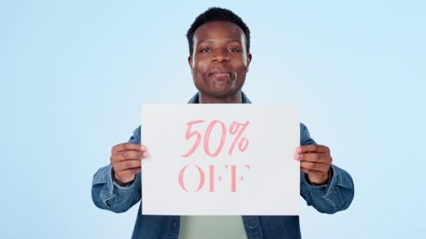 Novinky Plakát Prodej Černochem Modrém Pozadí Studiu Pro Maloobchodní Nákupy — Stock video