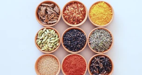 Fűszerek Gyógynövények Tálak Reklámozására Asztal Stúdió Curry Fűszerek Fűszerek Élelmiszer — Stock videók