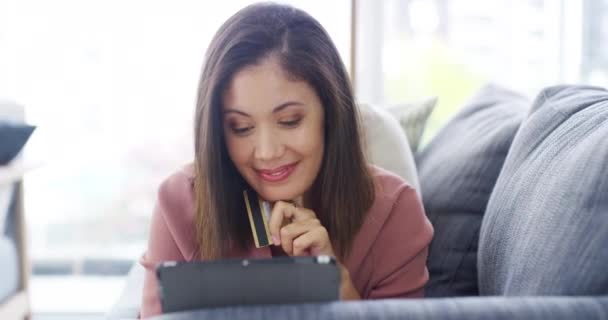 Geschenkkarte Tablet Und Glückliche Frau Online Shopping Entspannen Und Scheckkonto — Stockvideo