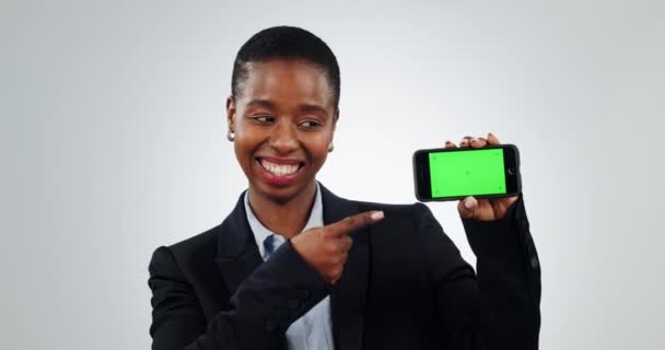 绿色屏幕和手指手画脚的黑人妇女的脸在工作室同意的灰色背景 非洲女模的智能手机 空间和肖像展示新闻 指南或服务 注册或应用 — 图库视频影像