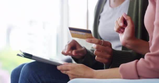 Tarjeta Crédito Tableta Manos Las Personas Compras Línea Para Descuento — Vídeo de stock