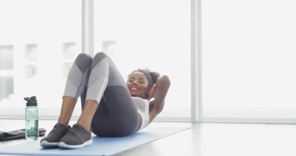 Usiądź Fitness Szczęśliwa Czarna Kobieta Podłodze Mięśnie Brzucha Treningu Lub — Wideo stockowe