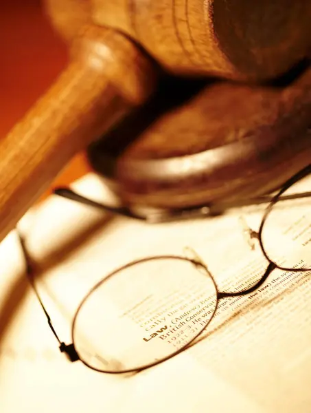 Law Table Report Glasses Justice Notes Work Courtroom Paperwork Knowledge — Stock Photo, Image
