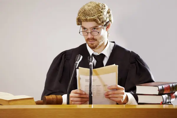 Yasal Dokümanlar Mahkemede Bir Hakim Suçların Cezalandırılması Için Bir Mahkeme — Stok fotoğraf