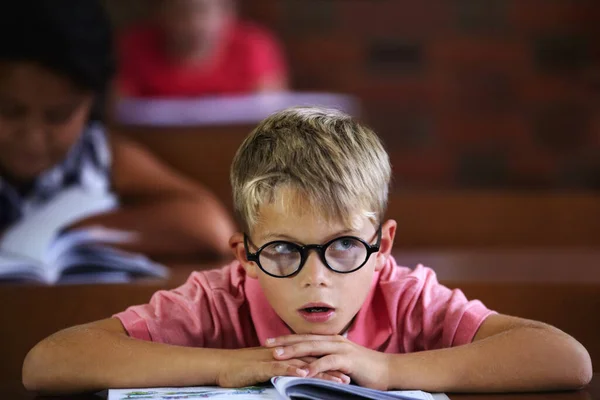 Klasa Uczeń Chłopiec Myśleniem Nudą Edukacją Okularach Nauką Nauczaniem Dziecko — Zdjęcie stockowe
