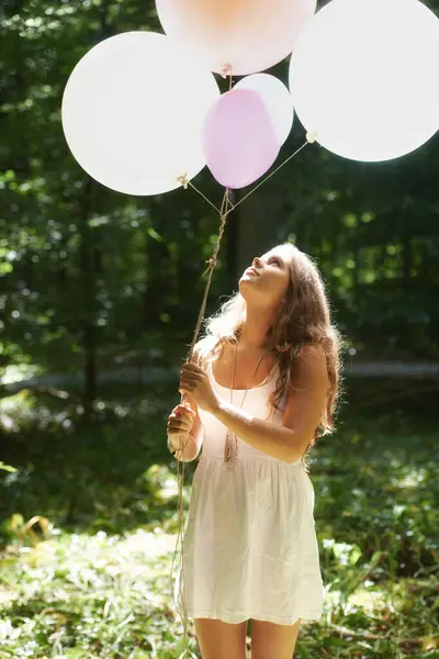 Kobieta Trzymając Balony Spokój Przyrodzie Zabawy Świeżym Powietrzu Lesie Wystrój — Zdjęcie stockowe