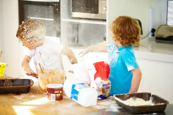 Hermano Hornear Harina Con Niños Peleando Cocina Mientras Hacen Lío —  Fotos de Stock