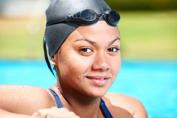 肖像画 幸せな女性 そして挑戦 水中スポーツ トレーニングのために日光浴をする選手の顔 パフォーマンス エクササイズ トライアスロン競技のためのスマイル スイマー プール — ストック写真