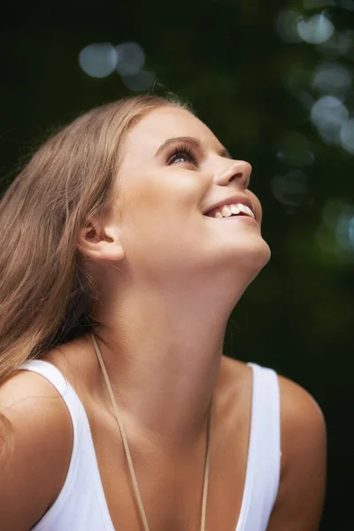 Mujer Sonrisa Perfil Naturaleza Para Felicidad Curación Libertad Aire Libre —  Fotos de Stock
