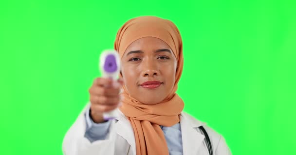 Термометр Обличчя Мусульманський Лікар Зеленому Екрані Охорони Здоров Медичної Перевірки — стокове відео