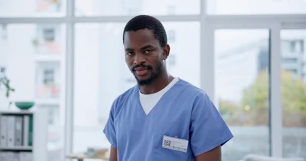 Rosto Médico Homem Enfermeira Braços Cruzados Para Serviços Saúde Clínica — Vídeo de Stock