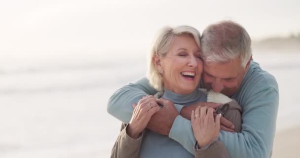 Umarmung Strand Und Seniorenpaar Mit Liebe Reisen Und Sonnenuntergang Mit — Stockvideo