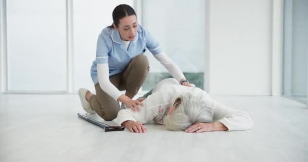Ongeval Hulp Verpleegkundige Met Oude Vrouw Vloer Voor Medische Letsel — Stockvideo
