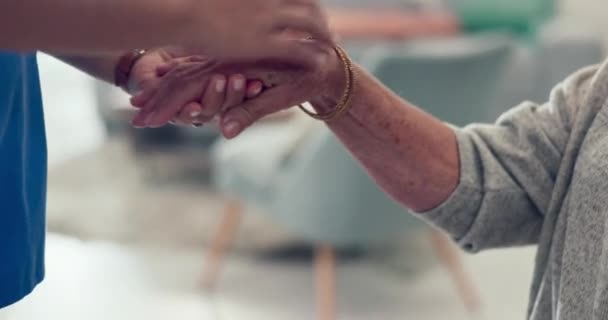 Unterstützung Händchenhalten Und Seniorpatienten Mit Pfleger Und Krankenschwester Altenheim Mit — Stockvideo