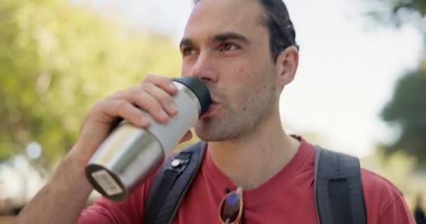 健康和人类带着一瓶水和背包在公园里散步呼吸新鲜空气 运动和年轻男子在一个积极心态的室外绿色花园中健身 — 图库视频影像
