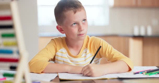 Pensando Escrevendo Menino Aprendizagem Infantil Educação Casa Solução Matemática Desenvolvimento — Vídeo de Stock