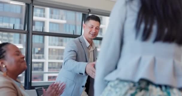 ビジネスマン ハンドシェイクと雇用 成功またはオフィスでのコラボレーションやパートナーシップの歓迎 チームワークのために握手をする人 従業員 または幸せとハロー — ストック動画