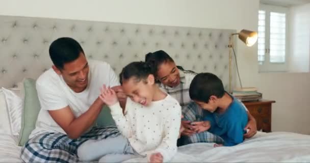 Spelen Familie Slaapkamer Met Kind Voor Lol Met Quality Time — Stockvideo