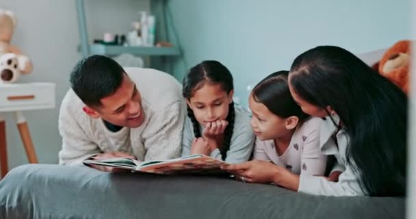 Ouders Kinderen Boeken Slaapkamer Lezen Geletterdheid Voor Het Leren Ontwikkeling — Stockvideo
