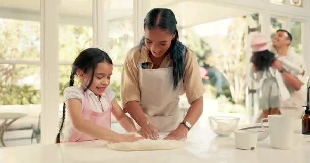 Bakken Deeg Een Moeder Die Haar Dochter Leert Koken Keuken — Stockvideo