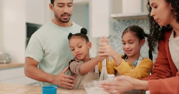 Kase Karıştırma Mutfakta Birlikte Yemek Pişiren Bir Aile Kızlarına Yemek — Stok video