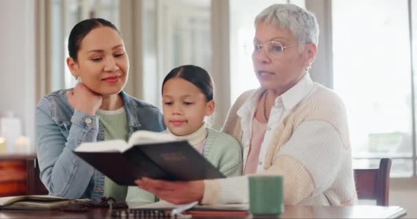 孩子和阅读圣经 家庭宗教以及与女孩 祖母和父母一起接受基督教教育 老年妇女 家庭和儿童 带着圣书 学习福音或经文 信仰或神 — 图库视频影像