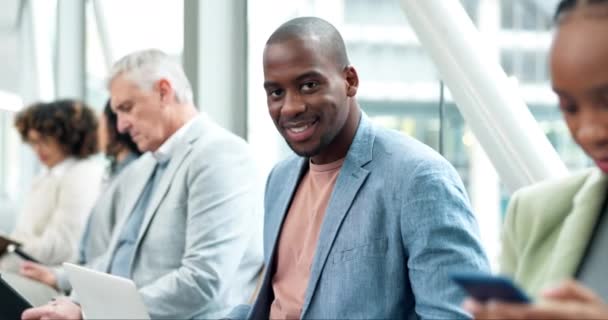 商务人士 快乐的人物形象 在公司开会 面试或开会的办公室里成排地聚集在一起 会议楼椅子上的多样性 研究和雇员或男女 — 图库视频影像