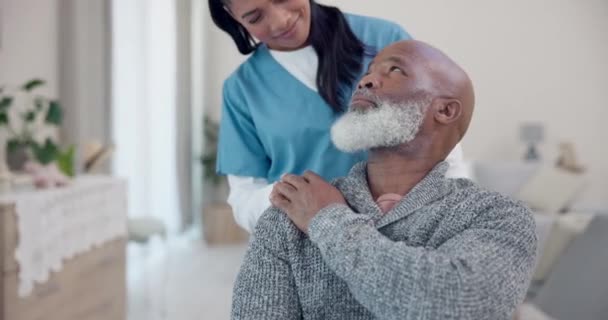 Senior Man Rolstoel Verdrietig Met Verpleegkundige Ondersteuning Gezondheidszorg Bejaardentehuis Verzorger — Stockvideo