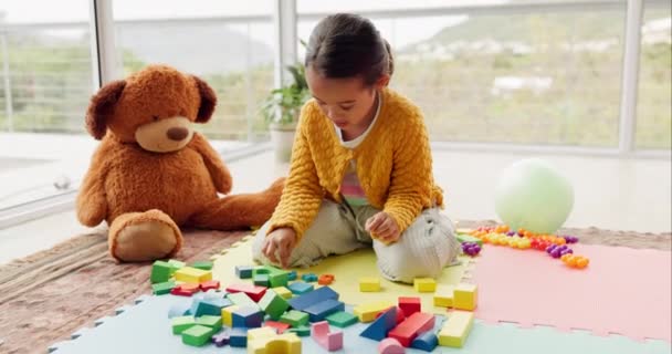 Kinder Spielzeug Und Bildung Mit Einem Mädchen Das Hause Schlafzimmer — Stockvideo
