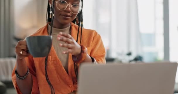 Portátil Taza Café Mujer Negra Sala Estar Moderno Apartamento Por — Vídeos de Stock