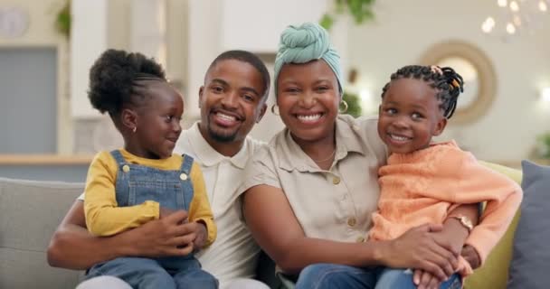 黒い家族 愛と結合 品質の時間と幸福のために自宅でソファの上に子供を持つ親 ポートレート ラウンジと幸せな母親 父親と女の子オンソファ笑顔一緒に楽しいのためにリビングルーム — ストック動画