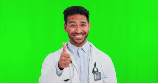 ヘルスケアのための緑の画面上の親指 成功と医師 病院やクリニックサービスの卓越性 スタジオを背景にした医療系アジア人の顔をした絵文字 サインのようなもの — ストック動画