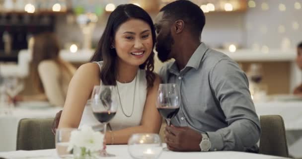 在餐厅里聊天 窃窃私语或快乐的跨种族夫妇在晚餐时庆祝结婚周年 情人节那天 浪漫的黑人男女美酒佳肴 — 图库视频影像