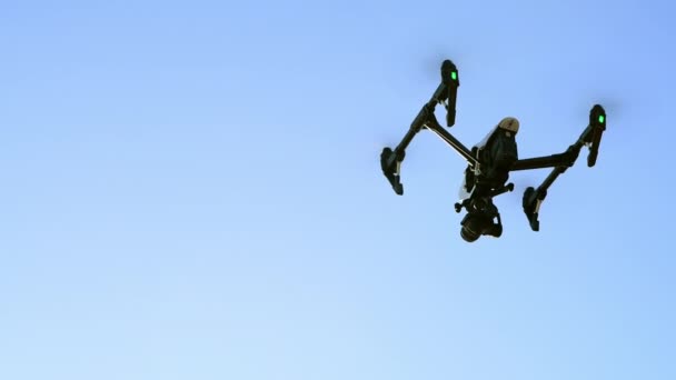 写真監視や自然と背景を撮影するための青空のドローン リモート コントロール ビデオ撮影および未来的なロボット装置または空中記録のための機械 — ストック動画