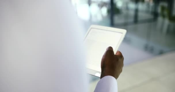 사업가 태블릿 스크린에 문서의 사무실에서 커뮤니케이션을 인터넷 이메일로 기술을 기업인 — 비디오
