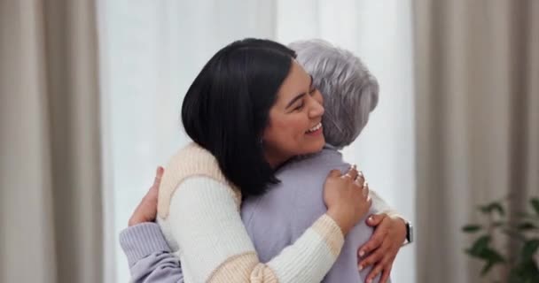 인사말 포옹과 어머니와 집에서 가정에서 가족과 은퇴에서 거실에서 관심과 감사와 — 비디오