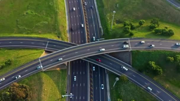 Autopista Tráfico Coches Rápidos Con Dron Carretera Área Urbana Aérea — Vídeo de stock